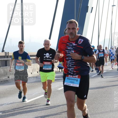 03.10.2026 - Köhlbrandbrückenlauf Strokosch-Dieckow http://msf.ph/oto/10594863 03.10.2026 09:23:44 Position 1 1942, 2055, 1890 meine-sportfotos.de