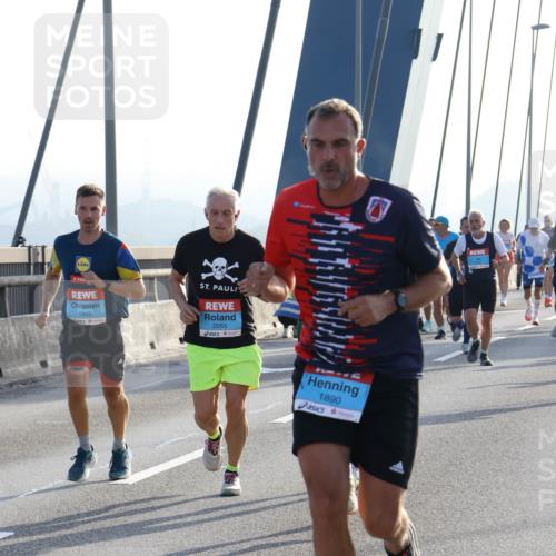 03.10.2026 - Köhlbrandbrückenlauf Strokosch-Dieckow http://msf.ph/oto/10594867 03.10.2026 09:23:44 Position 1 1942, 2055, 1890 meine-sportfotos.de