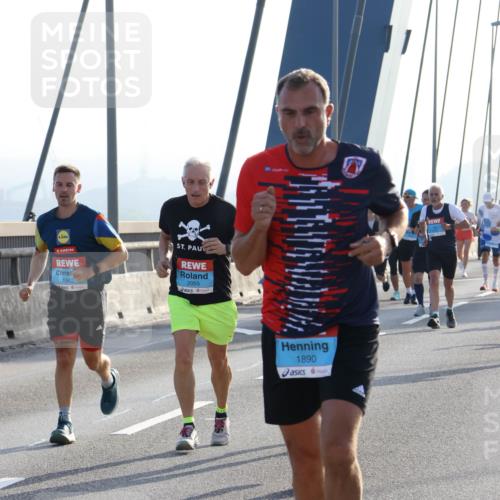 03.10.2026 - Köhlbrandbrückenlauf Strokosch-Dieckow http://msf.ph/oto/10594873 03.10.2026 09:23:44 Position 1 1942, 2055, 1890 meine-sportfotos.de