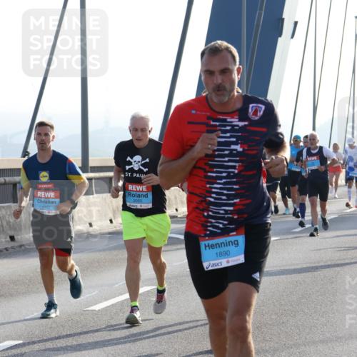 03.10.2026 - Köhlbrandbrückenlauf Strokosch-Dieckow http://msf.ph/oto/10594876 03.10.2026 09:23:44 Position 1 1942, 2055, 1890 meine-sportfotos.de