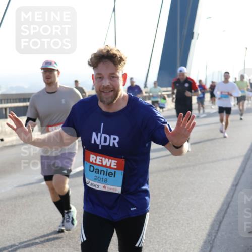 03.10.2026 - Köhlbrandbrückenlauf Strokosch-Dieckow http://msf.ph/oto/10594970 03.10.2026 09:23:58 Position 1 2018 meine-sportfotos.de