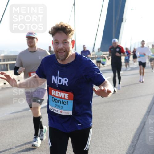 03.10.2026 - Köhlbrandbrückenlauf Strokosch-Dieckow http://msf.ph/oto/10594974 03.10.2026 09:23:58 Position 1 2018 meine-sportfotos.de