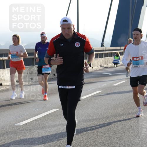 03.10.2026 - Köhlbrandbrückenlauf Strokosch-Dieckow http://msf.ph/oto/10594979 03.10.2026 09:24:01 Position 1 3838 meine-sportfotos.de