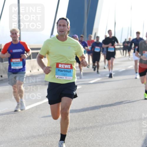 03.10.2026 - Köhlbrandbrückenlauf Strokosch-Dieckow http://msf.ph/oto/10595003 03.10.2026 09:24:05 Position 1 1321 meine-sportfotos.de