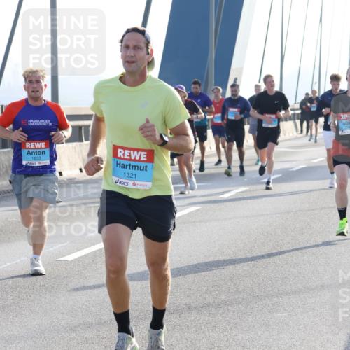 03.10.2026 - Köhlbrandbrückenlauf Strokosch-Dieckow http://msf.ph/oto/10595013 03.10.2026 09:24:05 Position 1 1833, 1321, 2049 meine-sportfotos.de