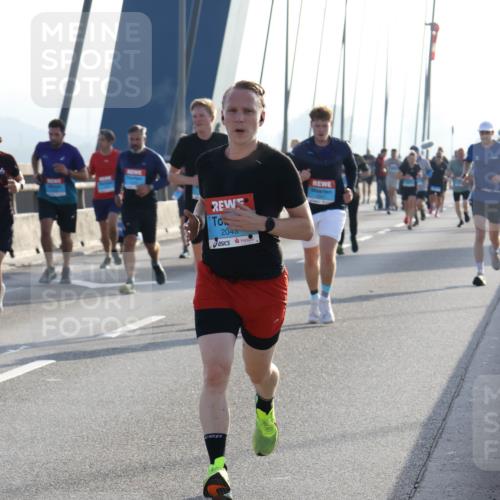 03.10.2026 - Köhlbrandbrückenlauf Strokosch-Dieckow http://msf.ph/oto/10595027 03.10.2026 09:24:07 Position 1 2045 meine-sportfotos.de