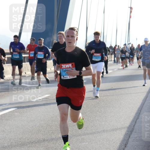 03.10.2026 - Köhlbrandbrückenlauf Strokosch-Dieckow http://msf.ph/oto/10595031 03.10.2026 09:24:07 Position 1 20 meine-sportfotos.de