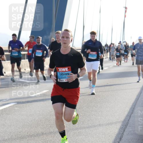 03.10.2026 - Köhlbrandbrückenlauf Strokosch-Dieckow http://msf.ph/oto/10595033 03.10.2026 09:24:07 Position 1 2049 meine-sportfotos.de