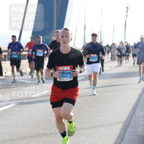 03.10.2026 - Köhlbrandbrückenlauf Strokosch-Dieckow http://msf.ph/oto/10595037 03.10.2026 09:24:08 Position 1 2049 meine-sportfotos.de