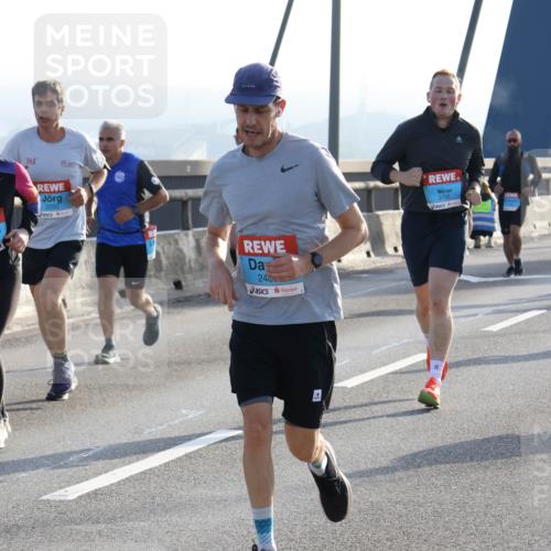 03.10.2026 - Köhlbrandbrückenlauf Strokosch-Dieckow http://msf.ph/oto/10595186 03.10.2026 09:24:37 Position 1 361, 2200, 240, 3765 meine-sportfotos.de