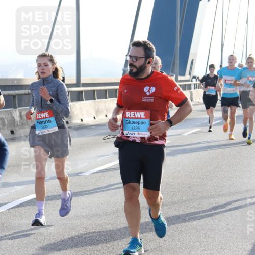 03.10.2026 - Köhlbrandbrückenlauf Strokosch-Dieckow http://msf.ph/oto/10595240 03.10.2026 09:24:43 Position 1 7, 1835, 1325 meine-sportfotos.de