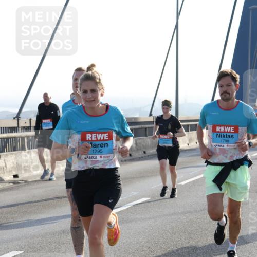 03.10.2026 - Köhlbrandbrückenlauf Strokosch-Dieckow http://msf.ph/oto/10595299 03.10.2026 09:24:49 Position 1 26300, 1795, 1798 meine-sportfotos.de