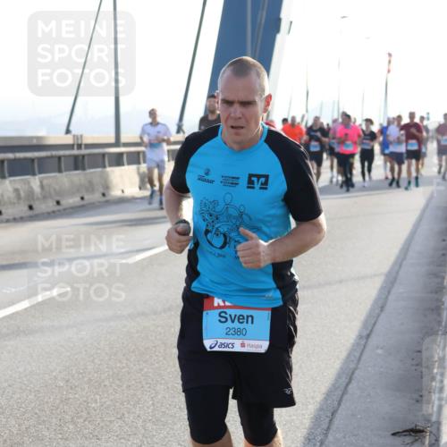 03.10.2026 - Köhlbrandbrückenlauf Strokosch-Dieckow http://msf.ph/oto/10595324 03.10.2026 09:24:51 Position 1 2016, 2380 meine-sportfotos.de