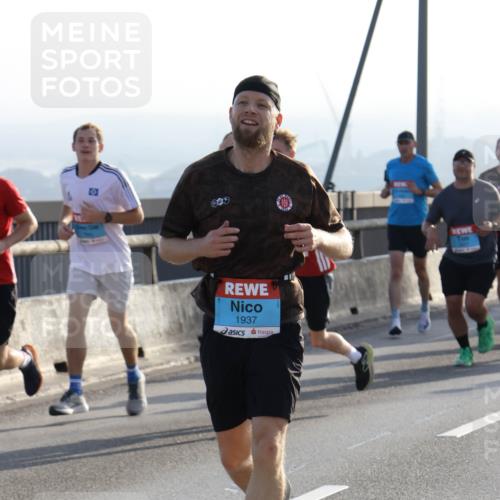 03.10.2026 - Köhlbrandbrückenlauf Strokosch-Dieckow http://msf.ph/oto/10595332 03.10.2026 09:24:56 Position 1 1937 meine-sportfotos.de