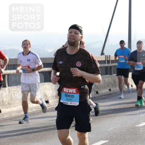 03.10.2026 - Köhlbrandbrückenlauf Strokosch-Dieckow http://msf.ph/oto/10595338 03.10.2026 09:24:56 Position 1 1937 meine-sportfotos.de