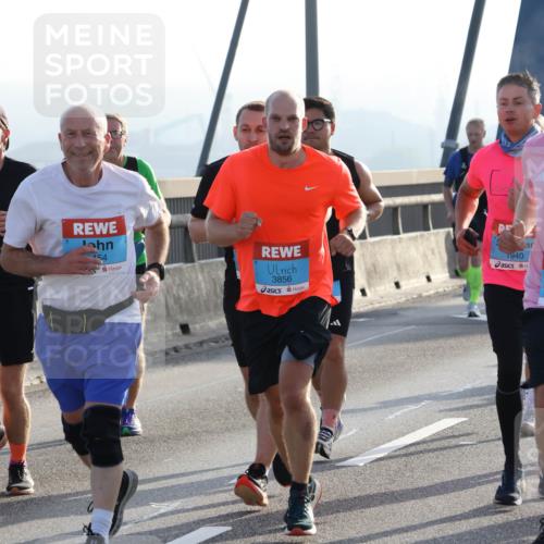 03.10.2026 - Köhlbrandbrückenlauf Strokosch-Dieckow http://msf.ph/oto/10595369 03.10.2026 09:24:59 Position 1 54, 3856, 1940 meine-sportfotos.de