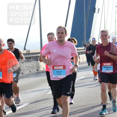 03.10.2026 - Köhlbrandbrückenlauf Strokosch-Dieckow http://msf.ph/oto/10595379 03.10.2026 09:25:01 Position 1 3786, 42, 195, 2212 meine-sportfotos.de