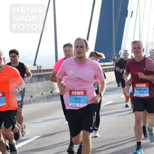 03.10.2026 - Köhlbrandbrückenlauf Strokosch-Dieckow http://msf.ph/oto/10595383 03.10.2026 09:25:01 Position 1 3786, 42, 19, 2212 meine-sportfotos.de