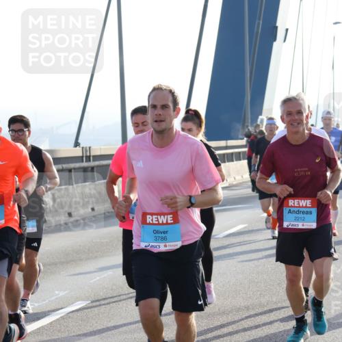 03.10.2026 - Köhlbrandbrückenlauf Strokosch-Dieckow http://msf.ph/oto/10595390 03.10.2026 09:25:01 Position 1 3786, 42, 195, 2212 meine-sportfotos.de
