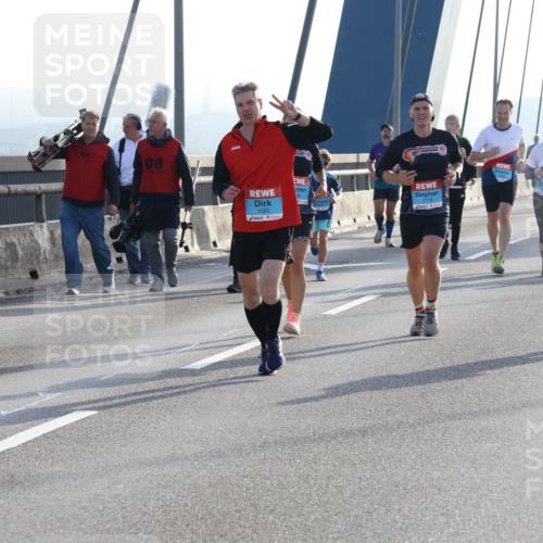03.10.2026 - Köhlbrandbrückenlauf Strokosch-Dieckow http://msf.ph/oto/10595472 03.10.2026 09:25:17 Position 1 08, 1080, 1776 meine-sportfotos.de