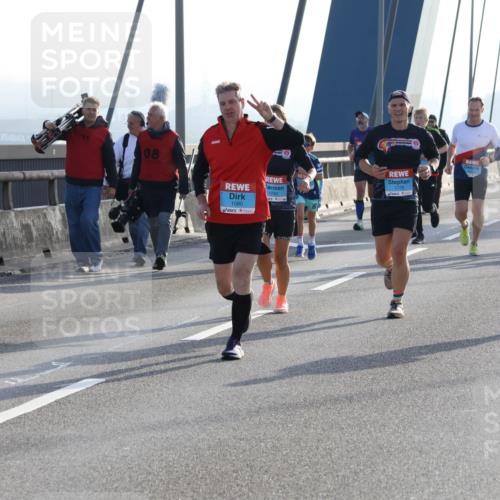 03.10.2026 - Köhlbrandbrückenlauf Strokosch-Dieckow http://msf.ph/oto/10595484 03.10.2026 09:25:17 Position 1 08, 1080, 1780, 1776 meine-sportfotos.de