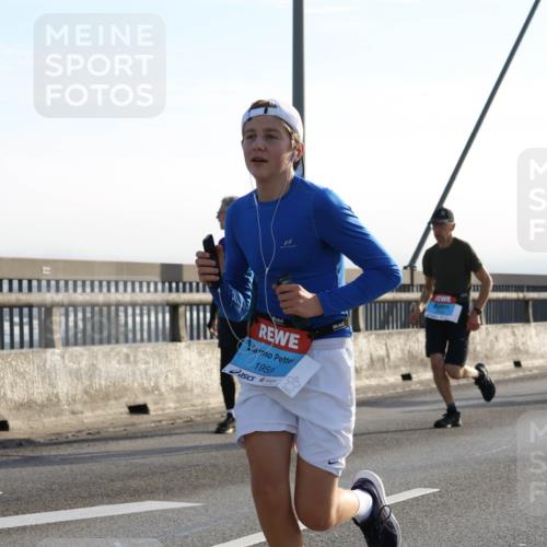 03.10.2026 - Köhlbrandbrückenlauf Strokosch-Dieckow http://msf.ph/oto/10595579 03.10.2026 09:25:48 Position 1 1959 meine-sportfotos.de