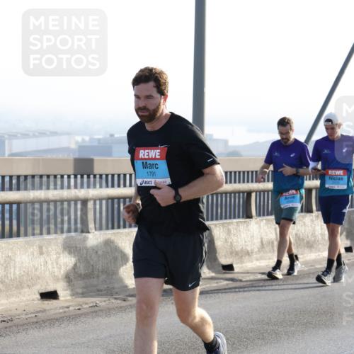 03.10.2026 - Köhlbrandbrückenlauf Strokosch-Dieckow http://msf.ph/oto/10595660 03.10.2026 09:26:09 Position 1 1791, 2515 meine-sportfotos.de