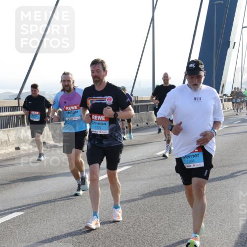 03.10.2026 - Köhlbrandbrückenlauf Strokosch-Dieckow http://msf.ph/oto/10595768 03.10.2026 09:26:23 Position 1 2561, 1779, 1034 meine-sportfotos.de