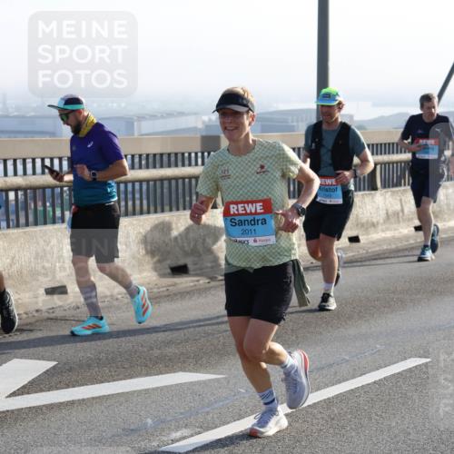 03.10.2026 - Köhlbrandbrückenlauf Strokosch-Dieckow http://msf.ph/oto/10595796 03.10.2026 09:26:29 Position 1 2011 meine-sportfotos.de