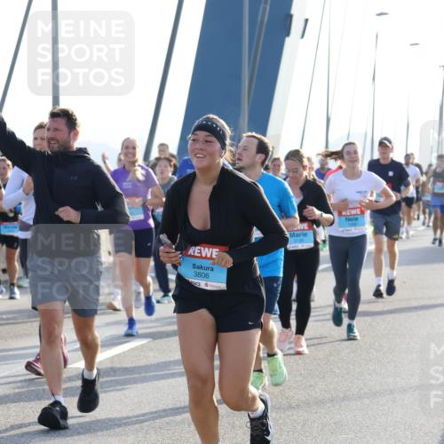 03.10.2026 - Köhlbrandbrückenlauf Strokosch-Dieckow http://msf.ph/oto/10596007 03.10.2026 09:27:05 Position 1 3806, 3130 meine-sportfotos.de