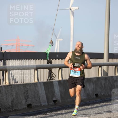 03.10.2026 - Köhlbrandbrückenlauf Strokosch-Dieckow http://msf.ph/oto/10596020 03.10.2026 09:27:24 Position 1 2100 meine-sportfotos.de