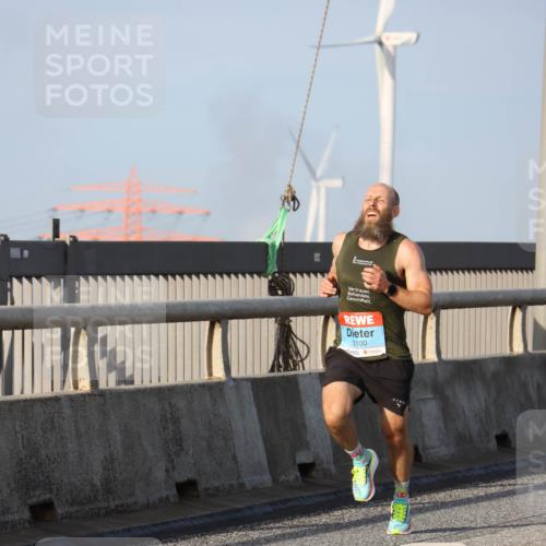 03.10.2026 - Köhlbrandbrückenlauf Strokosch-Dieckow http://msf.ph/oto/10596029 03.10.2026 09:27:24 Position 1 2100 meine-sportfotos.de
