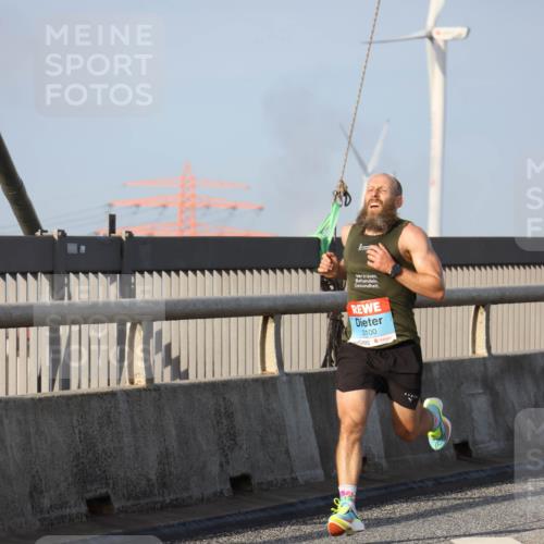 03.10.2026 - Köhlbrandbrückenlauf Strokosch-Dieckow http://msf.ph/oto/10596036 03.10.2026 09:27:24 Position 1 2100 meine-sportfotos.de