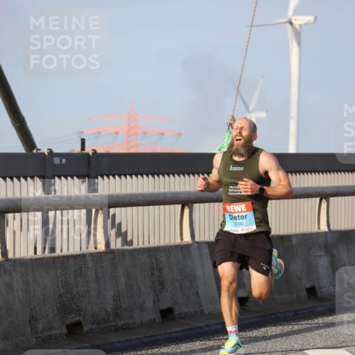 03.10.2026 - Köhlbrandbrückenlauf Strokosch-Dieckow http://msf.ph/oto/10596041 03.10.2026 09:27:24 Position 1 2100 meine-sportfotos.de