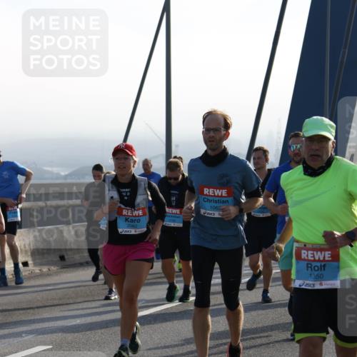 03.10.2026 - Köhlbrandbrückenlauf Strokosch-Dieckow http://msf.ph/oto/10596104 03.10.2026 09:27:45 Position 1 2, 2062, 106, 1350 meine-sportfotos.de