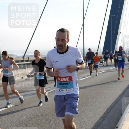 03.10.2026 - Köhlbrandbrückenlauf Strokosch-Dieckow http://msf.ph/oto/10596215 03.10.2026 09:28:06 Position 1 2852 meine-sportfotos.de