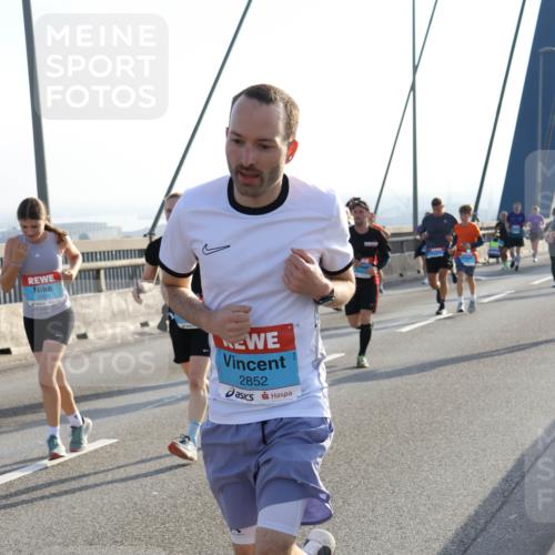 03.10.2026 - Köhlbrandbrückenlauf Strokosch-Dieckow http://msf.ph/oto/10596230 03.10.2026 09:28:06 Position 1 2304, 2852 meine-sportfotos.de