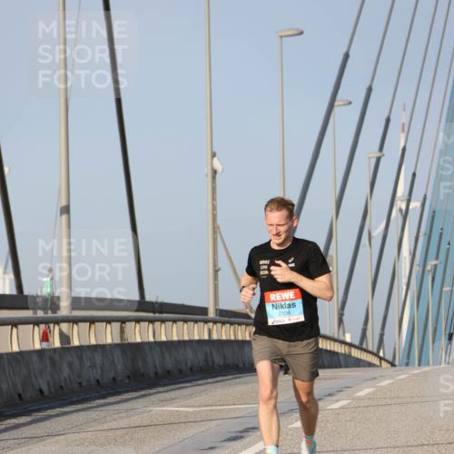 03.10.2026 - Köhlbrandbrückenlauf Strokosch-Dieckow http://msf.ph/oto/10596375 03.10.2026 09:29:09 Position 2 1026, 2106 meine-sportfotos.de