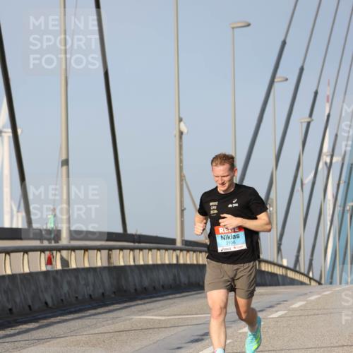 03.10.2026 - Köhlbrandbrückenlauf Strokosch-Dieckow http://msf.ph/oto/10596379 03.10.2026 09:29:09 Position 2 1026, 2106 meine-sportfotos.de