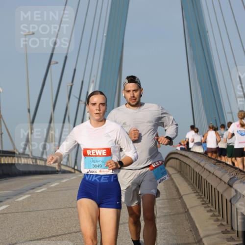 03.10.2026 - Köhlbrandbrückenlauf Strokosch-Dieckow http://msf.ph/oto/10597906 03.10.2026 09:32:13 Position 2 3849, 3827 meine-sportfotos.de
