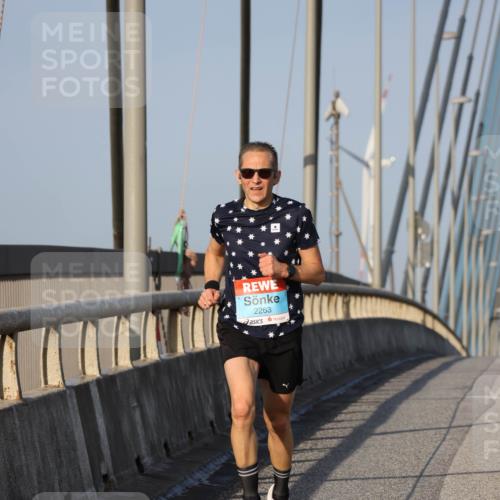 03.10.2026 - Köhlbrandbrückenlauf Strokosch-Dieckow http://msf.ph/oto/10598000 03.10.2026 09:32:35 Position 2 2263 meine-sportfotos.de