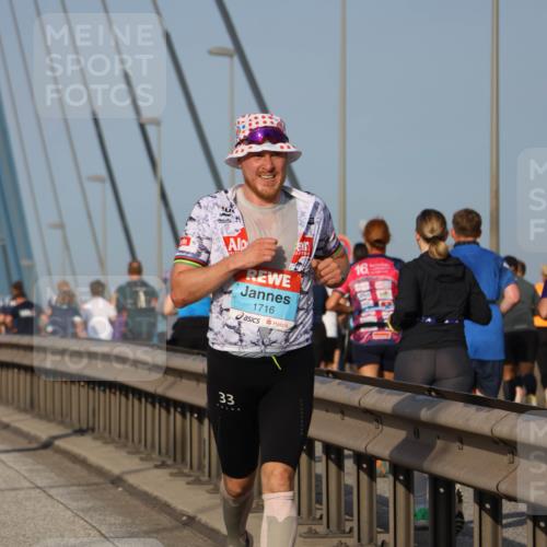 03.10.2026 - Köhlbrandbrückenlauf Strokosch-Dieckow http://msf.ph/oto/10598035 03.10.2026 09:32:40 Position 2 1716, 33, 16 meine-sportfotos.de