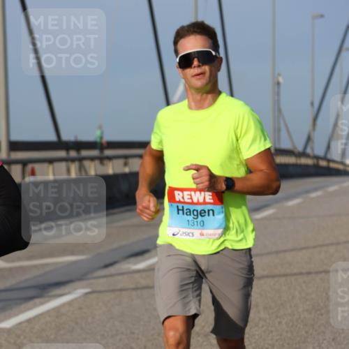 03.10.2026 - Köhlbrandbrückenlauf Strokosch-Dieckow http://msf.ph/oto/10598239 03.10.2026 09:33:11 Position 2 1310 meine-sportfotos.de