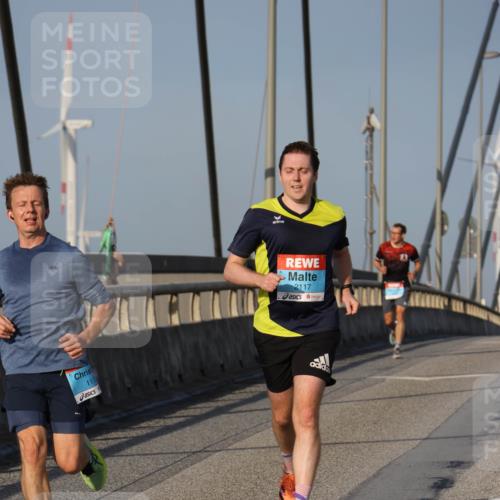 03.10.2026 - Köhlbrandbrückenlauf Strokosch-Dieckow http://msf.ph/oto/10598460 03.10.2026 09:33:54 Position 2 111, 2117 meine-sportfotos.de
