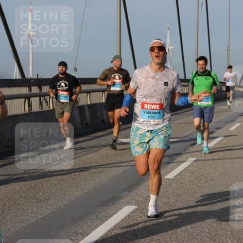 03.10.2026 - Köhlbrandbrückenlauf Strokosch-Dieckow http://msf.ph/oto/10598701 03.10.2026 09:35:01 Position 2 2135, 1064 meine-sportfotos.de