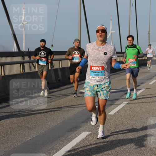 03.10.2026 - Köhlbrandbrückenlauf Strokosch-Dieckow http://msf.ph/oto/10598704 03.10.2026 09:35:01 Position 2 135, 1064 meine-sportfotos.de