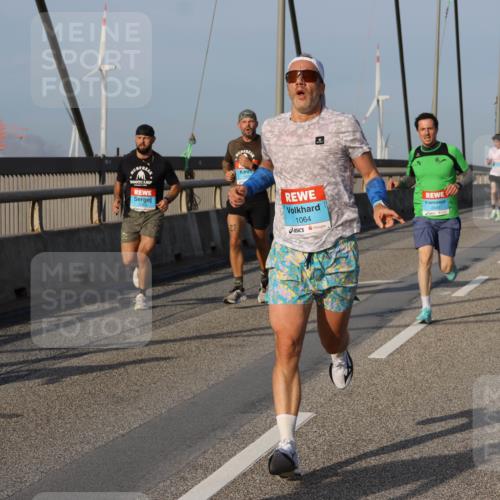 03.10.2026 - Köhlbrandbrückenlauf Strokosch-Dieckow http://msf.ph/oto/10598715 03.10.2026 09:35:01 Position 2 1064 meine-sportfotos.de