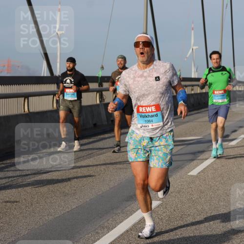 03.10.2026 - Köhlbrandbrückenlauf Strokosch-Dieckow http://msf.ph/oto/10598721 03.10.2026 09:35:01 Position 2 27, 1064 meine-sportfotos.de