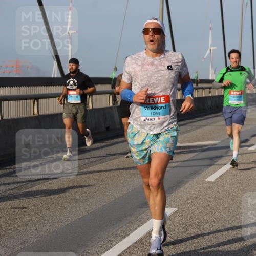 03.10.2026 - Köhlbrandbrückenlauf Strokosch-Dieckow http://msf.ph/oto/10598728 03.10.2026 09:35:01 Position 2 1064, 2045 meine-sportfotos.de