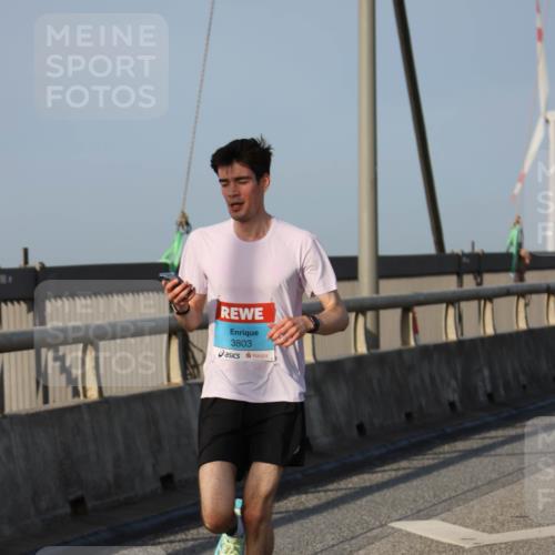 03.10.2026 - Köhlbrandbrückenlauf Strokosch-Dieckow http://msf.ph/oto/10598743 03.10.2026 09:35:08 Position 2 3803 meine-sportfotos.de